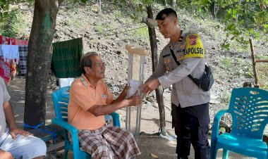 Kapolsek-Reo-Salurkan-Bantuan-Tongkat-kepada-Warga-yang-Membutuhkan