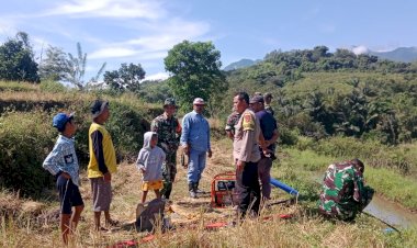 Bhabinkamtibmas-Kecamatan-Wae-Ri’i-damping-PPL-dalam-Penyerahan-Bantuan-Water-Pump-untuk-Kelompok-Tani-Desa-Bangka-Kenda