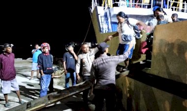 KP3-Laut-Pelabuhan-Reo-Amankan-Kedatangan-KM-Maloli-dari-Makassar