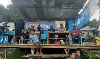 Bhabinkamtibmas-Reok-Barat-Laksanakan-Pengamanan-Pertandingan-Sepak-Bola-dan-Bola-Voli-dalam-Rangka-Ulang-Tahun-Paroki-Kajong-ke-17