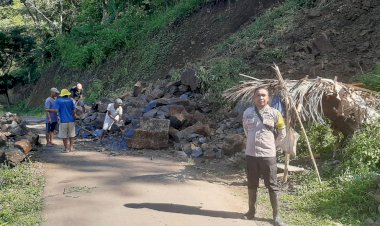 Bhabinkamtibmas-Kecamatan-Cibal,-Aipda-Ramly-Yulius-Ider-Budiman,-Tinjau-Lokasi-Tanah-Longsor-di-Jalur-Pagal-Menuju-Kampung-Bea-Mese