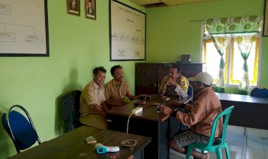 Bhabinkamtibmas-Kecamatan-Ruteng-Laksanakan-Giat-Sambang-ke-Kantor-Desa-Cumbi
