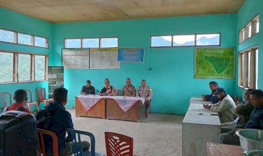 Bhabinkamtibmas-Kecamatan-Satar-Mese-Kawal-Tim-Penyelenggara-Pemilu-dalam-Pendataan-Coklit