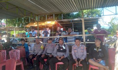 Personil-Polsek-Satar-Mese-dan-Bhabinkamtibmas-Laksanakan-Pengamanan--Pertandingan-Sepak-Bola-SMC-CUP-IV-di-Desa-Iteng