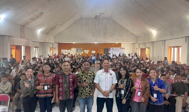 Satres-Narkoba-Polres-Manggarai-Gelar-Sosialisasi-Bahaya-Narkoba-di-SMPN-1-Langke-Rembong