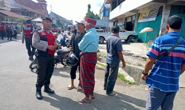 Patroli-Dialogis-dan-Pengaturan-Lalu-Lintas-oleh-Anggota-Samapta-Polres-Manggarai-di-Ruteng