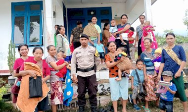 Bripka-Theodorus-Angkat,-Bhabinkamtibmas-Kecamatan-Satar-Mese,-Memantau-Kegiatan-Posyandu-di-Desa-Umung