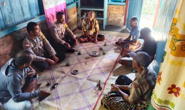 AIPDA-Maksimus-Setu-dan-BRIPKA-Matheus-Maju-Laksanakan-Patroli-Kamtibmas-di-Kelurahan-Compang-Tuke