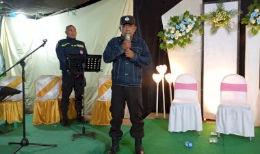 AIPDA-Andreas-Korsini-Ta-dan-BRIGPOL-Charles-Darwin-Yansen,-Bhabinkamtibmas-Kecamatan-Lelak,-Melaksanakan-Pengamanan-Resepsi-Pernikahan-di-Desa-Bangka-Lelak