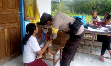 Bripka-Stanislaus-K.Tandi,-Bhabin-Kec-Reok-Barat,-Dampingi-Giat-PIN-Polio-di-Dusun-Talang