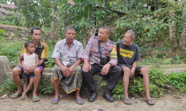 Bhabinkamtibmas-Bripka-Adrianus-G-Suman-Lakukan-Sambang-dan-Patroli-di-Dusun-Bengkang,-Desa-Compang-Ndehes
