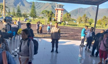 KP3-Udara-Frans-Sales-Lega-Ruteng-Amankan-Kedatangan-dan-Keberangkatan-Pesawat