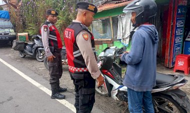 Sat.-Samapta-Polres-Manggarai-Gelar-Patroli-Dialogis-dan-Pengaturan-Lalin-di-Kota-Ruteng