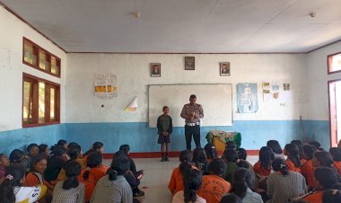 Polres-Manggarai-Gelar-Kegiatan-Police-Goes-To-School-untuk-Sosialisasi-UU-No.-22-Tahun-2009-tentang-LLAJ