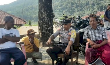 Patroli-Dialogis-Bhabinkamtibmas-di-Desa-Loce,-Kec.-Reok-Barat