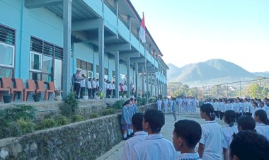 Sat.-Lantas-Polres-Manggarai-Gelar-Kegiatan-Police-Goes-To-School-di-SMK-Mathilda-Ruteng