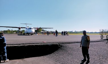 Pospol-KP3-Udara-lakukan-Pengamanan-Pesawat-Penumpang-di-Bandara-Frans-Sales-Lega,-Ruteng.