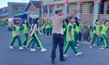 Satlantas-Polres-Manggarai-Laksanakan-Pengaturan-Arus-Lalu-Lintas-Rutin-di-Kota-Ruteng
