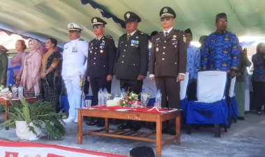 Kapolsek-Reo-Hadiri-Upacara-Peringatan-Detik-detik-Proklamasi-Kemerdekaan-RI-ke-79-Tingkat-Kecamatan-Reok
