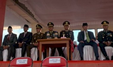 Kapolres-Manggarai-Hadiri-Upacara-Penurunan-Bendera-Merah-Putih-pada-Peringatan-HUT-Ke-79-Proklamasi-Kemerdekaan-RI-di-Kabupaten-Manggarai