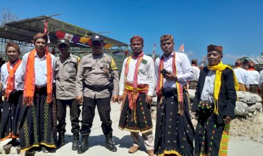 Bhabinkamtibmas-Kecamatan-Rahong-Utara,-Aipda-Ridwan-N.-Lubalu-dan-Aipda-Kornelius-Jemarus,-Monitor-Kegiatan-Adat-di-Kampung-Lenteng
