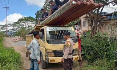 Pengamanan-dan-Pengawalan-Pendropingan-Tiang-Listrik-oleh-Bripka-Theodorus-Angkat-di-Kecamatan-Satar-Mese