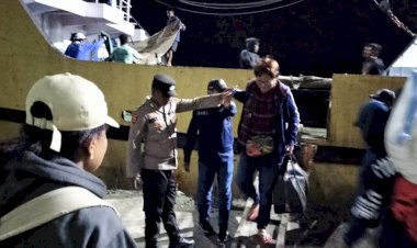 KP3-Laut-Reo-Laksanakan-Pengamanan-Kapal-Penumpang-KM.-MALOLI-di-Pelabuhan-Reo