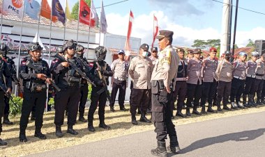 OMP-2024-:-Polres-Manggarai-Gelar-Pengamanan-Ketat-Tahap-Pendaftaran-Pasangan-Calon-Bupati-dan-Wakil-Bupati-dalam-Pilkada-Manggarai-2024