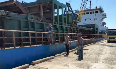 KP3-Laut-:-Pengamanan-Aktifitas-Bongkar-Muat-di-Pelabuhan-Laut-Kelas-II-Reo-Berlangsung-Aman