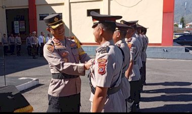 Kapolres-Manggarai-Pimpin-Upacara-Sertijab-Pejabat-Utama-Polres-Manggarai