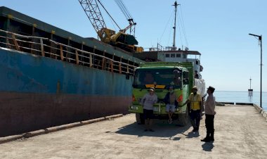Pengamanan-Aktifitas-Bongkar-Muat-di-Pelabuhan-Laut-Kelas-II-Reo-oleh-KP3-Laut-Reo