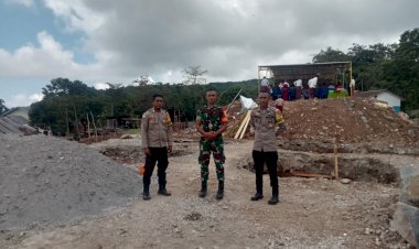 Kapospol-dan-Bhabinkamtibmas-Satar-Mese-barat-Laksanakan-Pengamanan-Misa-Peletakan-Batu-Pertama-Gereja-Santa-Maria-Bunda-Segala-Bangsa-Narang