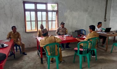 Bhabinkamtibmas-Bripka-Arsel-Liunima-Himbau-Pilkada-Damai-dalam-Sambang-ke-Desa-Satar-Lenda