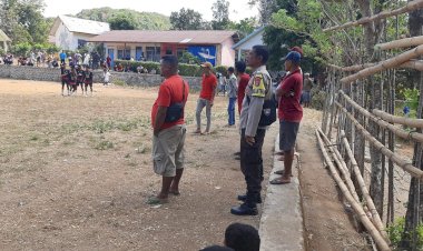 Pengamanan-Turnamen-Sepak-Bola-oleh-Bhabinkamtibmas-Kec.-Reok-Barat