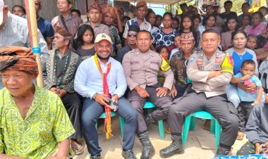 Pengamanan-Tarian-Caci-dalam-Ritual-Adat-Congko-Lokap-Gendang-Wae-Kaeng-oleh-Bhabinkamtibmas-Kecamatan-Ruteng