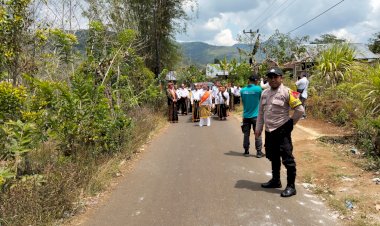 Bhabinkamtibmas-Kec.-Ruteng-Kawal-dan-Amankan-Penjemputan-Yubilaris-Dalam-Rangka-25-Tahun-Imamat-Pastor-Paroki-St.-Wihelmus-Ngkor
