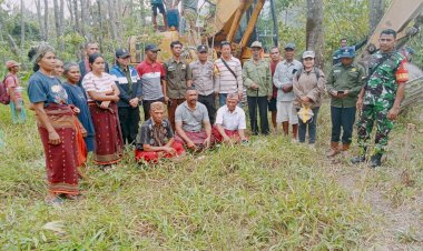 Bripka-Yoni-Tandungan-Bhabinkamtibmas-Kec.-Ruteng,-Hadiri-Ritual-Adat-Pembukaan-Jalan-Usaha-Tani-di-Kakor