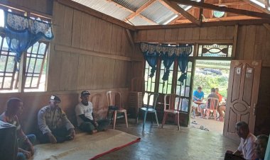 Patroli-Bripka-Theodorus-Angkat,-Bhabinkamtibmas-Satar-Mese,-Jaga-Kondusifitas-Desa-Binaan