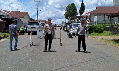 Sat-Lantas-Polres-Manggarai-Lakukan-Pengamanan-dan-Pengaturan-Lalu-Lintas-di-Depan-Masjid-Baiturahman-Saat-Sholat-Jumat