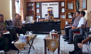 Pimpin-Rapat-Anev-Mingguan,-Kapolres-Manggarai-Sampaikan-Arahan-Penting-untuk-Kinerja-Optimal