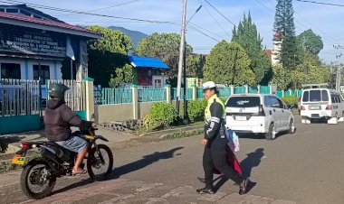 Sat.Lantas-Polres-Manggarai-Laksanakan-Pengamanan-dan-Pengaturan-Lalu-Lintas-Rutin