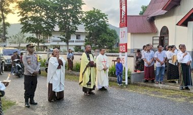 Kapolsek-Cibal-Pimpin-Pengamanan-Perarakan-dan-Penjemputan-Patung-Bunda-Maria-Ratu-Rosari