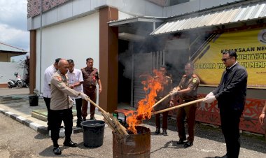 Wakapolres-Manggarai-mengikuti-acara-Pemusnahan-Barang-Bukti-di-Kejaksaan-Negeri-Manggarai