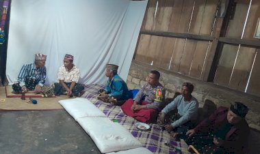 Kunjungan-dan-Kehadiran-Anggota-Bhabinkamtibmas-dalam-Acara-Adat-di-Kampung-Bere,-Desa-Bangka-Ajang