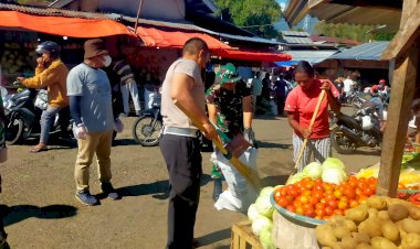 Sinergitas-TNI-POLRI-dan-Masyarakat-:-Polres-manggarai,Kodim-1612-Manggarai,BNPB-dan-Pelajar-kota-Ruteng-Laksanakan-Karya-Bakti-di-Pasar-Inpres-Ruteng-dalam-Rangka-HUT-ke-79-TNI