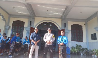Anggota-Polres-Manggarai-Gelar-Pengamanan-Kegiatan-Misa-Perarakan-Patung-Bunda-Maria-Ratu-Rosario-di-Ruteng