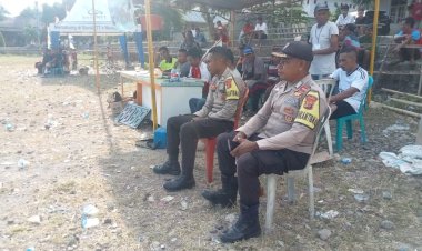 Anggota-Bhabinkamtibmas-Satarmese-Barat-Gelar-Pengamanan-Pertandingan-Sepak-Bola-Penggalangan-Dana-Pembangunan-Stasi-Woang---Paroki-Narang