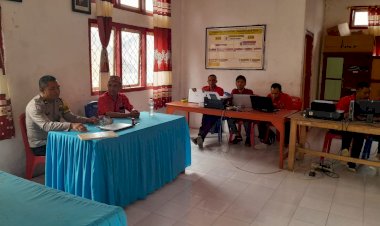 Bhabinkamtibmas-Rahong-Utara,Kabupaten-Manggarai,-Melaksanakan-Kegiatan-Sambang-di-Kantor-Desa-Manong,-Laru