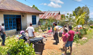 Bhabinkamtibmas-dan-KaPospol-Kec.Ruteng-Bersama-Warga,Membantu-Menangani-Kebakaran-Rumah-di-Desa-Cumbi,Kab.Manggarai.-Kebakaran-Berhasil-Dipadamkan