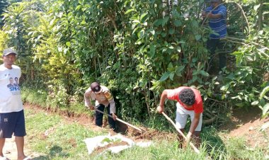 Bhabinkamtibmas-Kec.-Wae-Rii-Gelar-Kerja-Bakti-Bersama-Warga-di-Dusun-Coco-Sangge